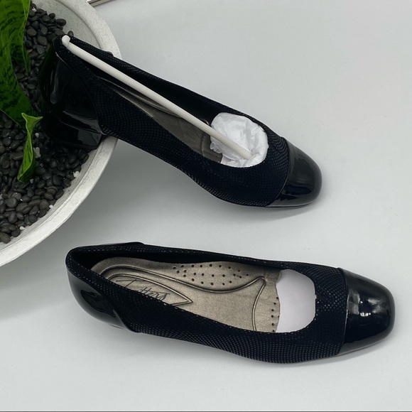 TROTTERS Women's Daisy Pump in black mini dots size 7M NIB. - Picture 6 of 6